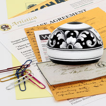 Load image into Gallery viewer, DERUTA PAPERWEIGHT: Small traditional round Deruta Vario Nero design
