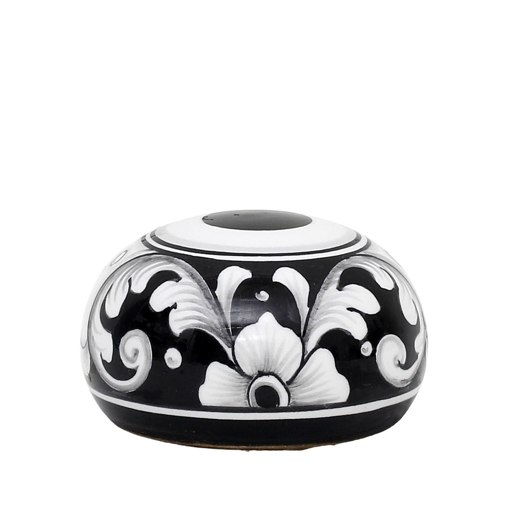 DERUTA PAPERWEIGHT: Small traditional round Deruta Vario Nero design